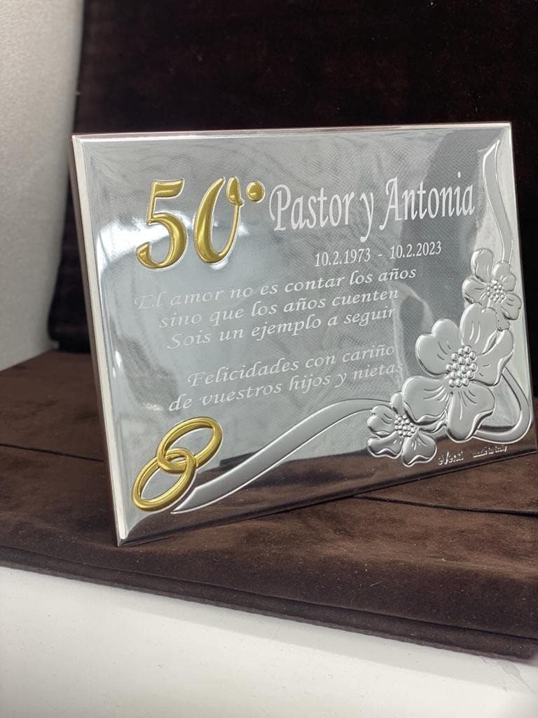 La placa dentro de su estuche de presentación
