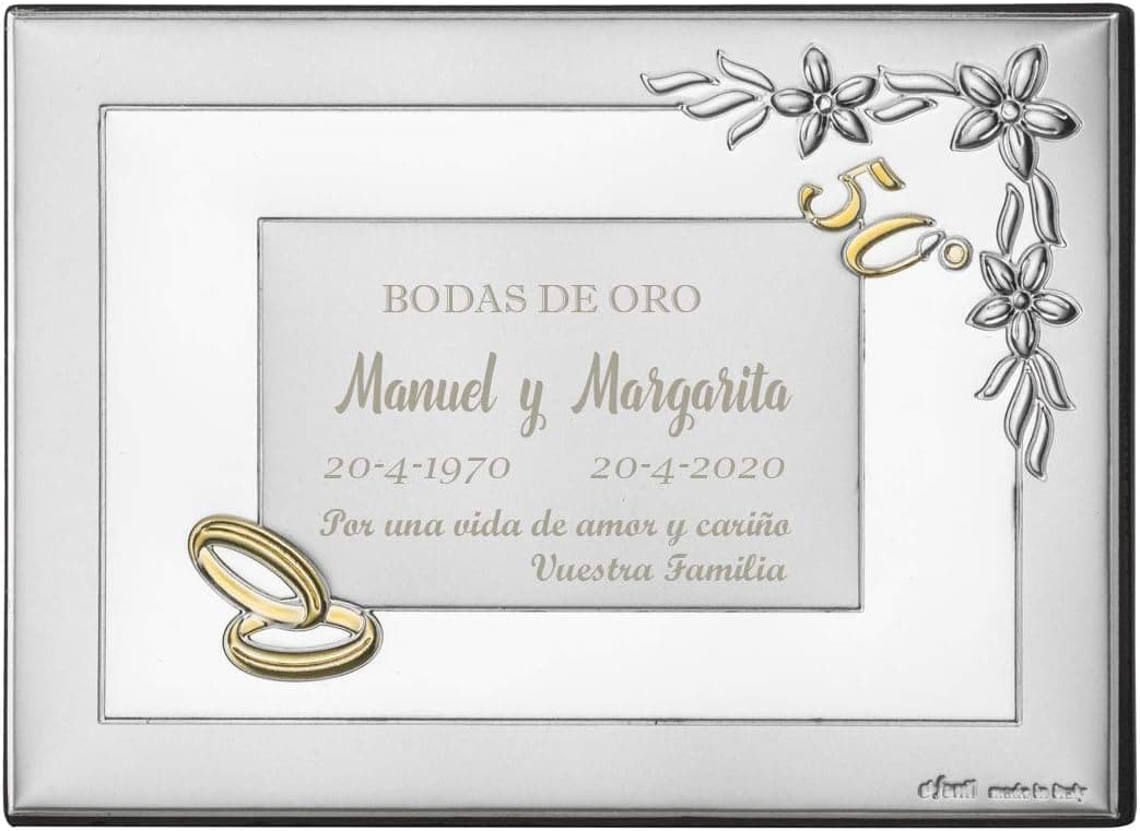 Placa de cristal transparente grabada con nombres y una dedicatoria, sobre una base a juego