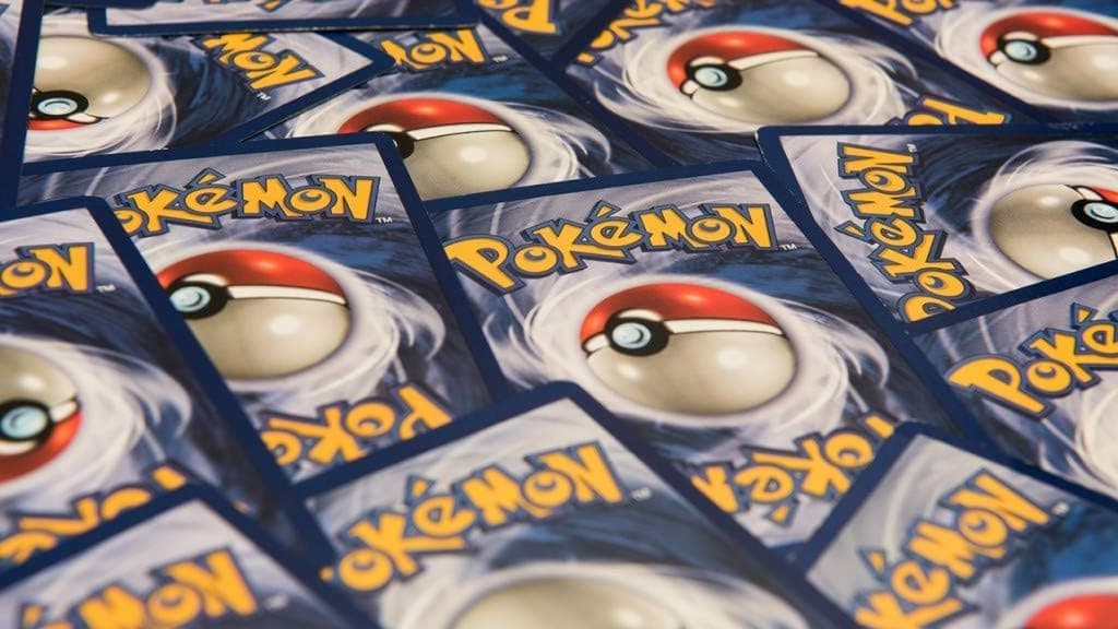 Detalle de varias cartas Pokémon del lote en buen estado