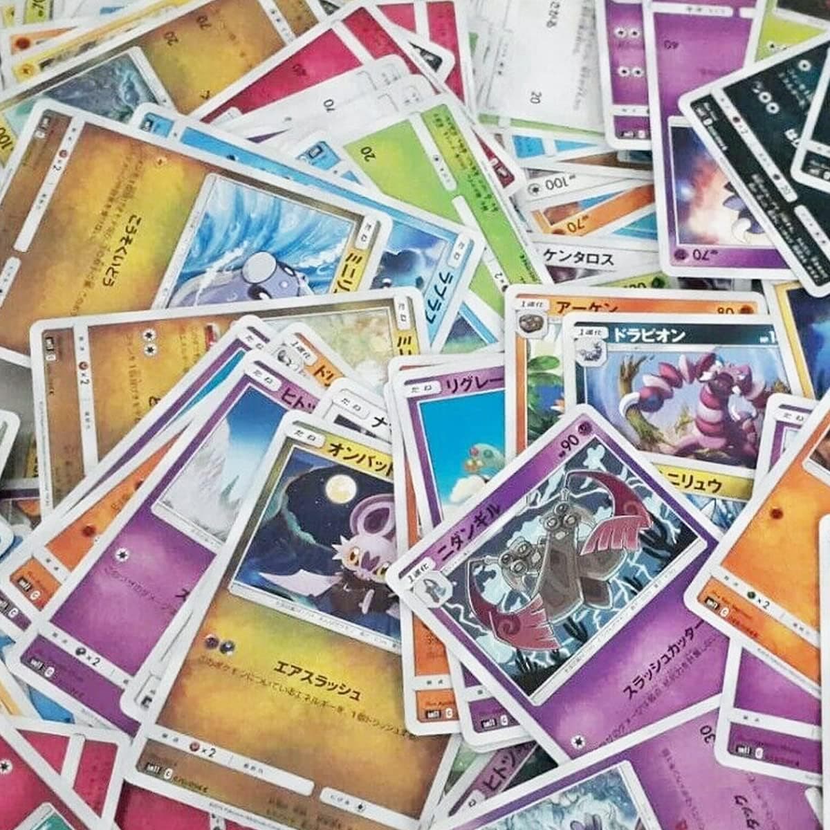 Las cincuenta cartas Pokémon japonesas desplegadas sobre la mesa