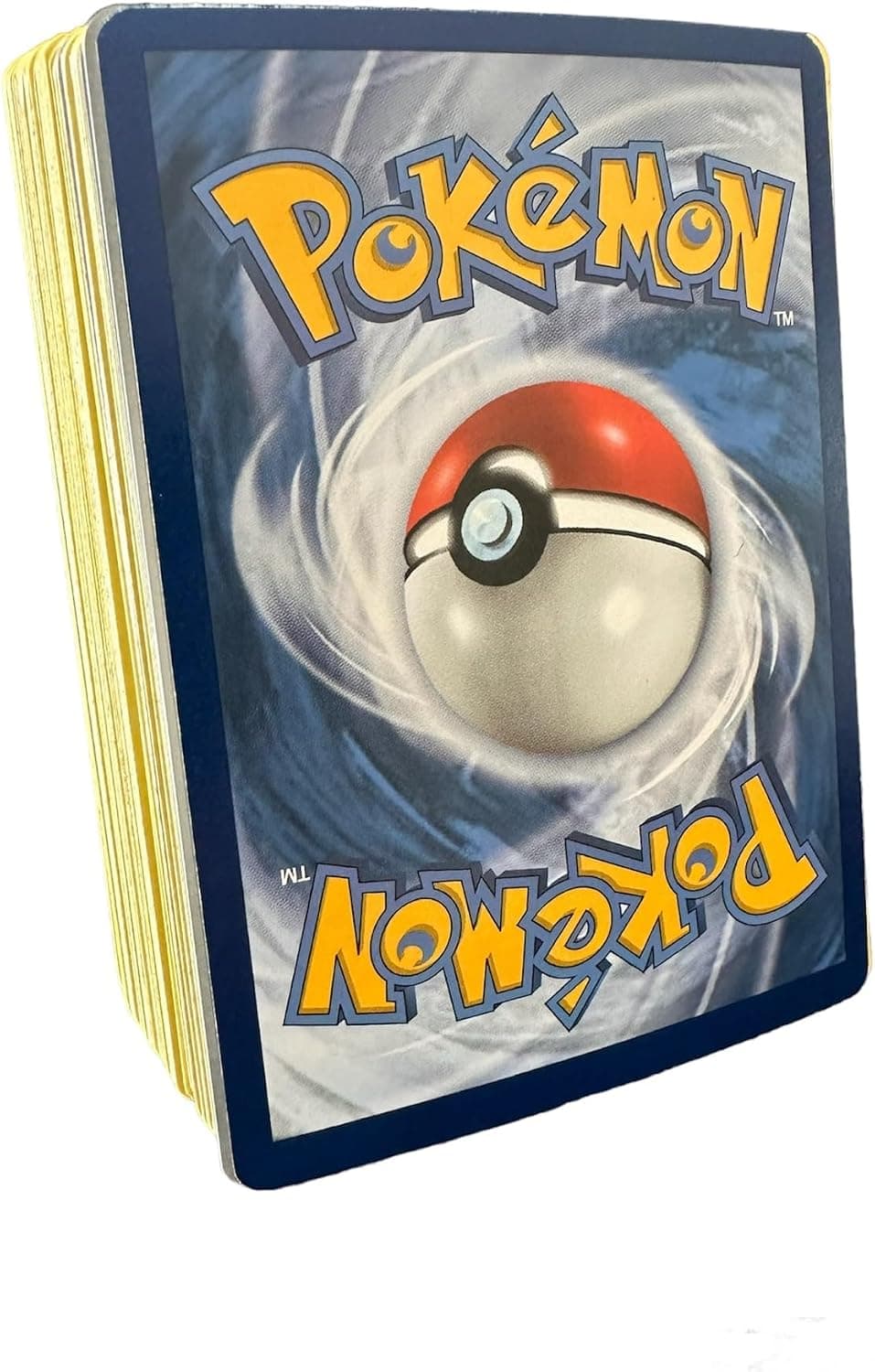 Primer plano de la moneda oficial de Pokémon sobre las cartas