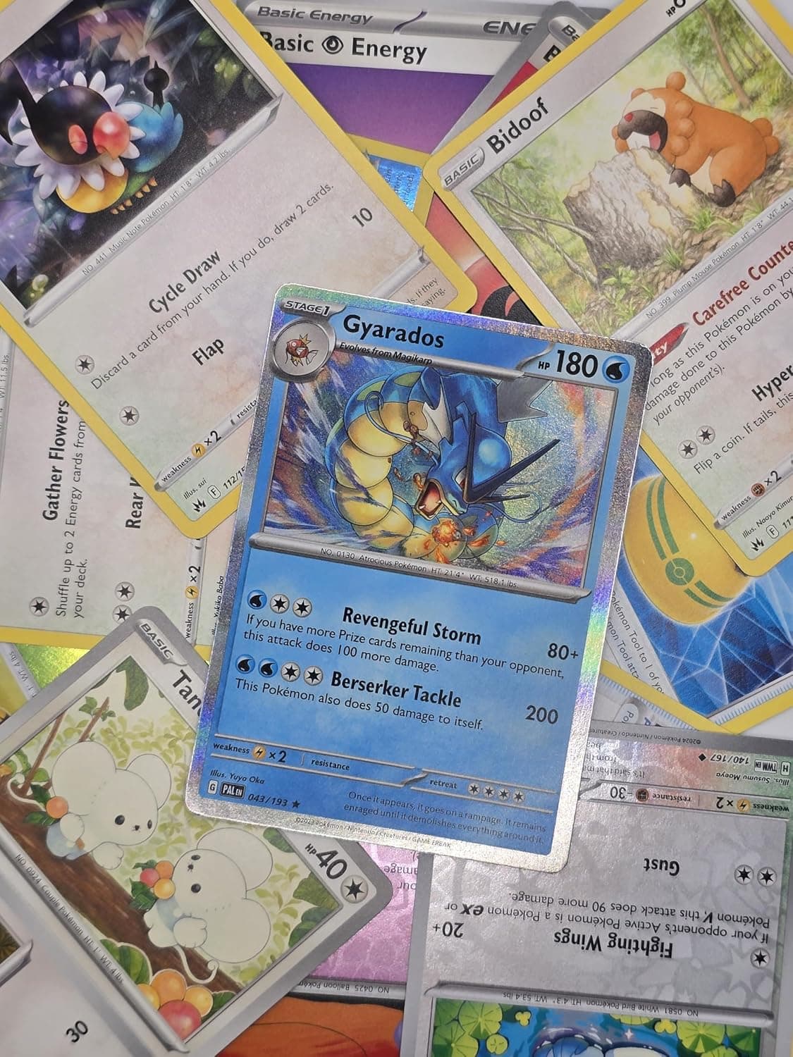 Cartas Pokémon extendidas sobre una superficie mostrando la variedad del lote
