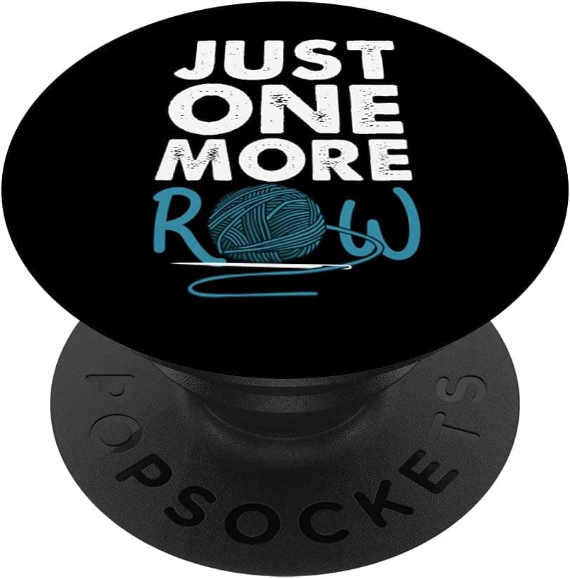 El PopSocket con el diseño «Just One More Row» para amantes del ganchillo, enganchado a un móvil