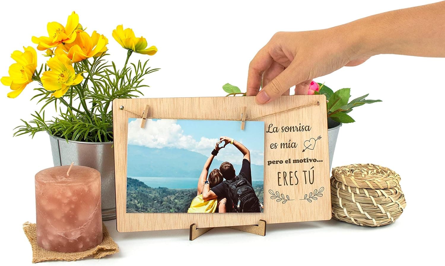 Unas manos sosteniendo la tabla de madera para mostrar su tamaño, poco mayor que la propia foto