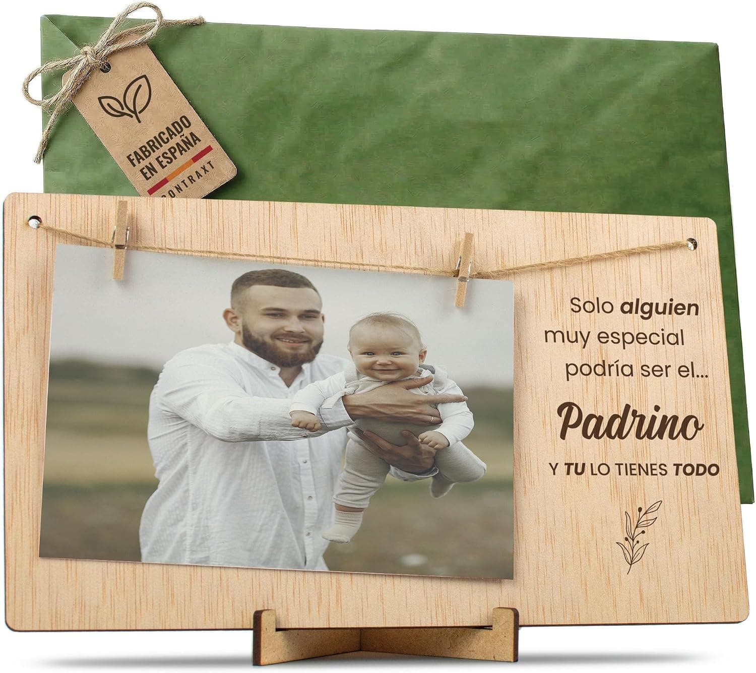 Portafotos con pinza de madera y el mensaje "¿Quieres ser mi padrino?" tallado en la base