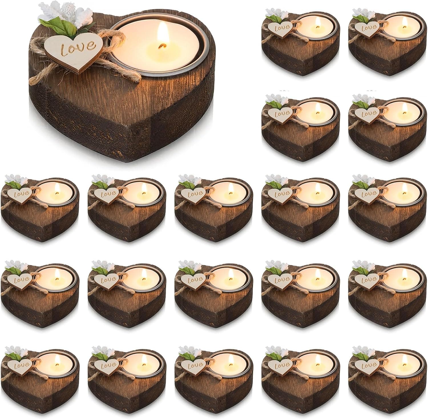 Portavelas de madera con forma de corazón y vela de té encendida, con una etiqueta que dice «Love» atada con cordel, junto a otras diecinueve unidades iguales colocadas alrededor