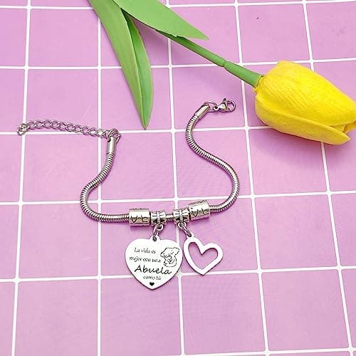 La pulsera extendida sobre un fondo lila con un tulipán amarillo al lado