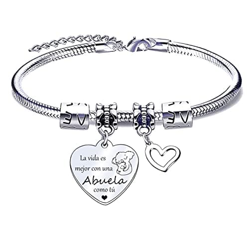 Pulsera de cadena plateada con un colgante en forma de corazón grabado con «la vida es mejor con una abuela como tú» y un segundo colgante de corazón abierto al lado
