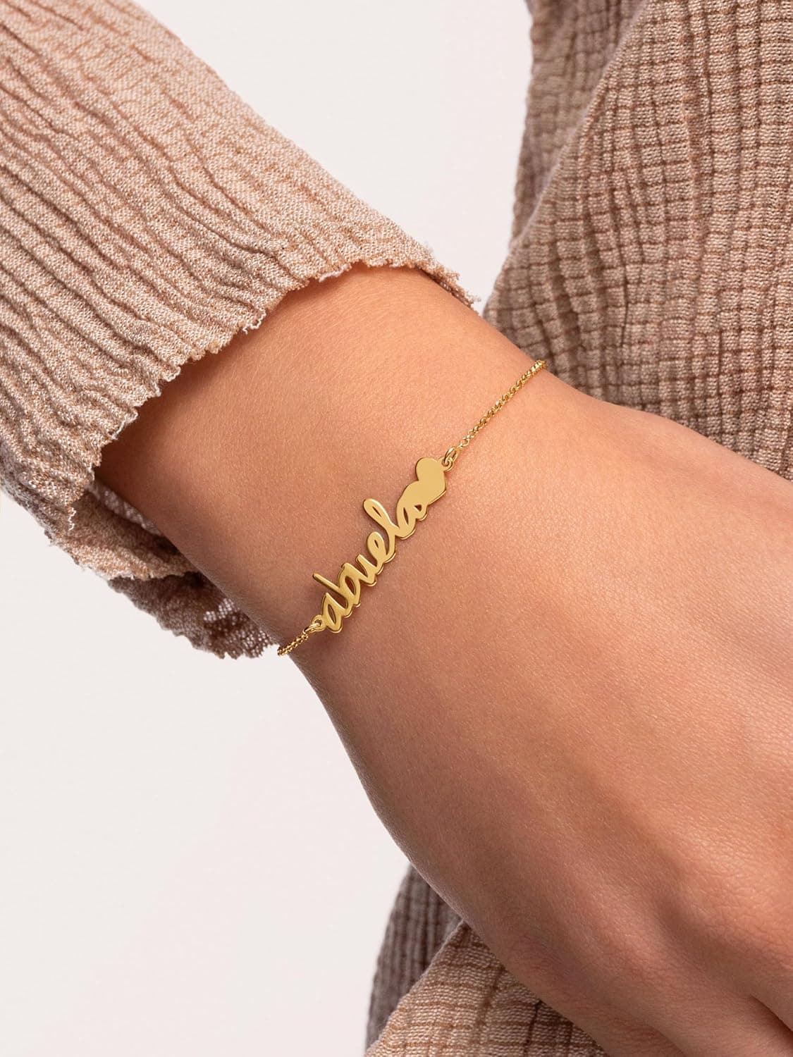 La pulsera puesta en la muñeca