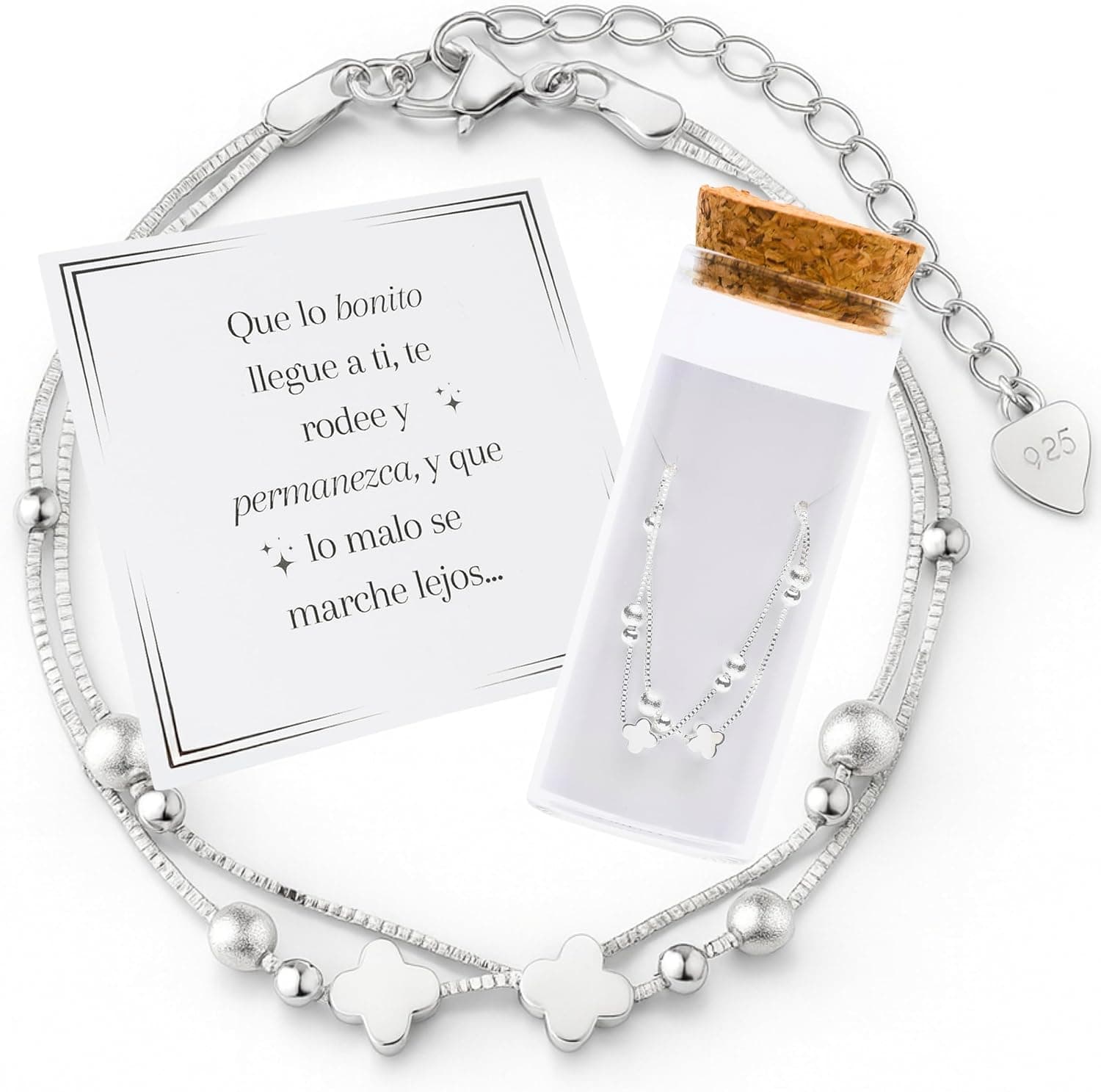 Pulsera bañada en plata con abalorios de bola y tréboles, junto a un frasco de cristal con tapón de corcho y una tarjeta de deseos