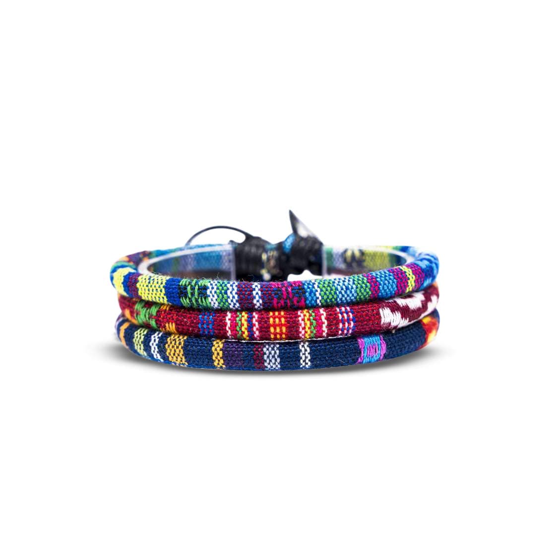Pulsera trenzada boho sobre fondo neutro