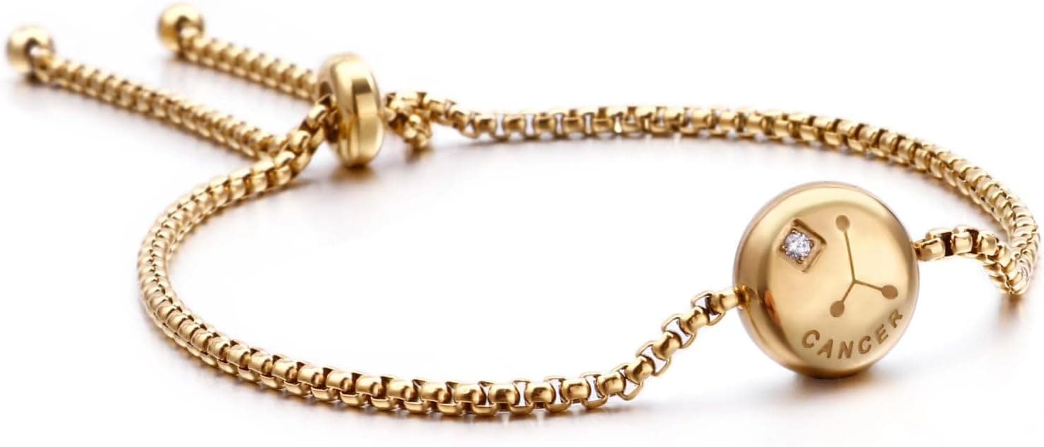 Pulsera de cadena chapada en oro con una medalla circular grabada con la constelación de Cáncer, una circonita y la palabra "Cancer"