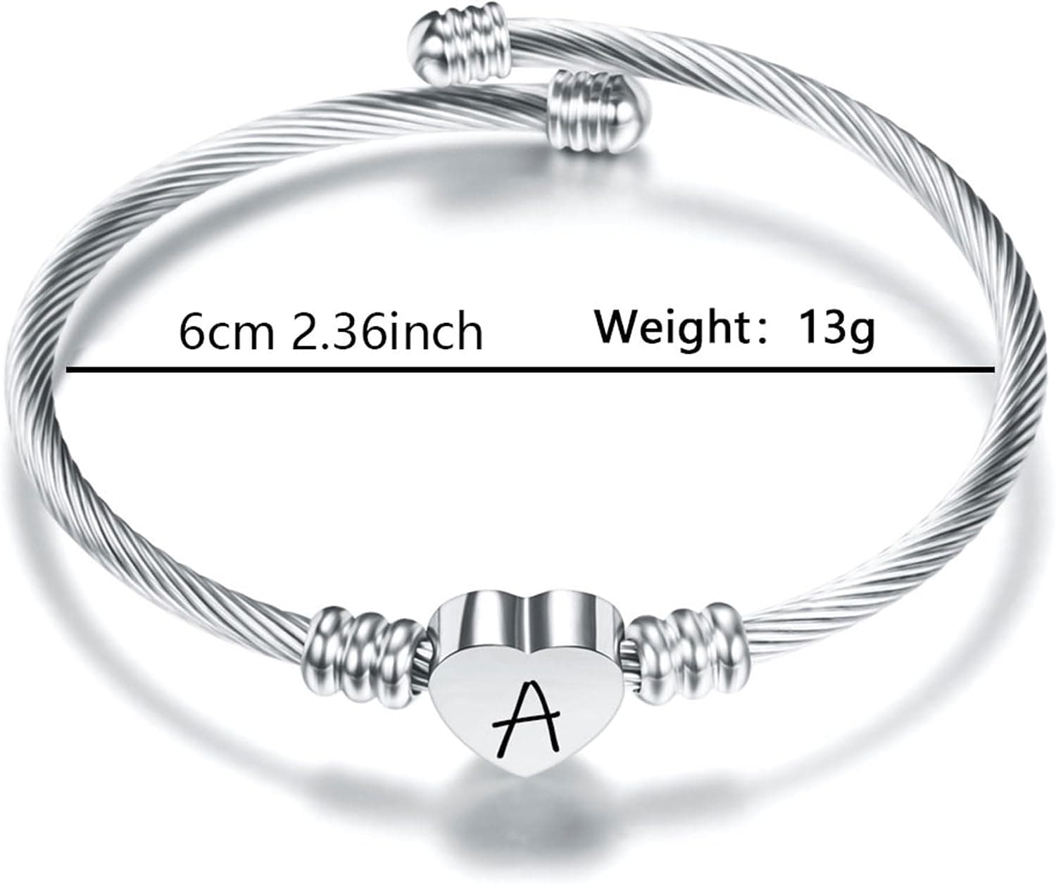 Brazalete abierto de acero trenzado con un colgante de corazón grabado con la letra A