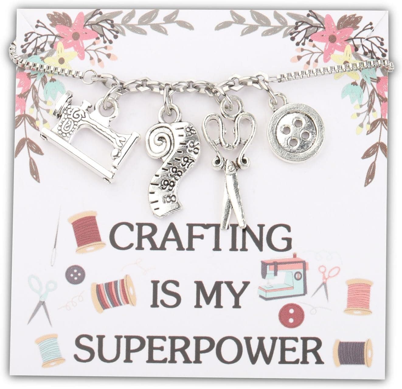 Pulsera con dijes de máquina de coser y placa con el texto «es mi superpotencia»