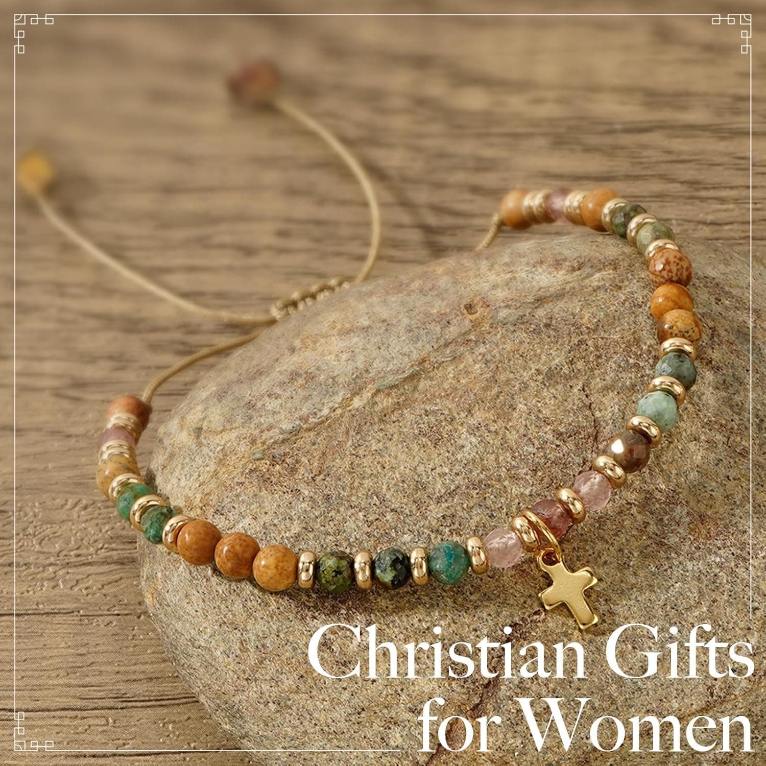 Detalle de la cruz y las cuentas de piedra natural de la pulsera