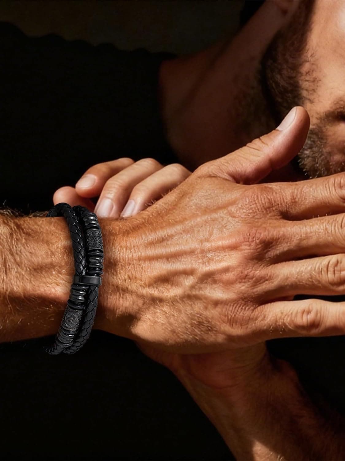 Detalle de las cuentas y el colgante de brújula de la pulsera