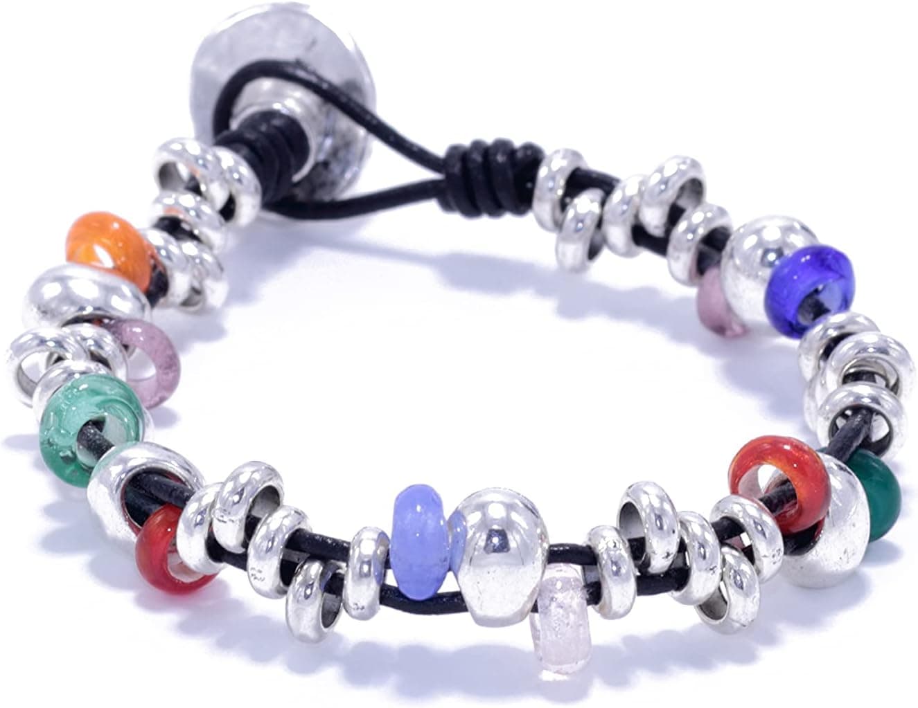 Pulsera de cordón de cuero con anillas plateadas y abalorios de cristal de colores