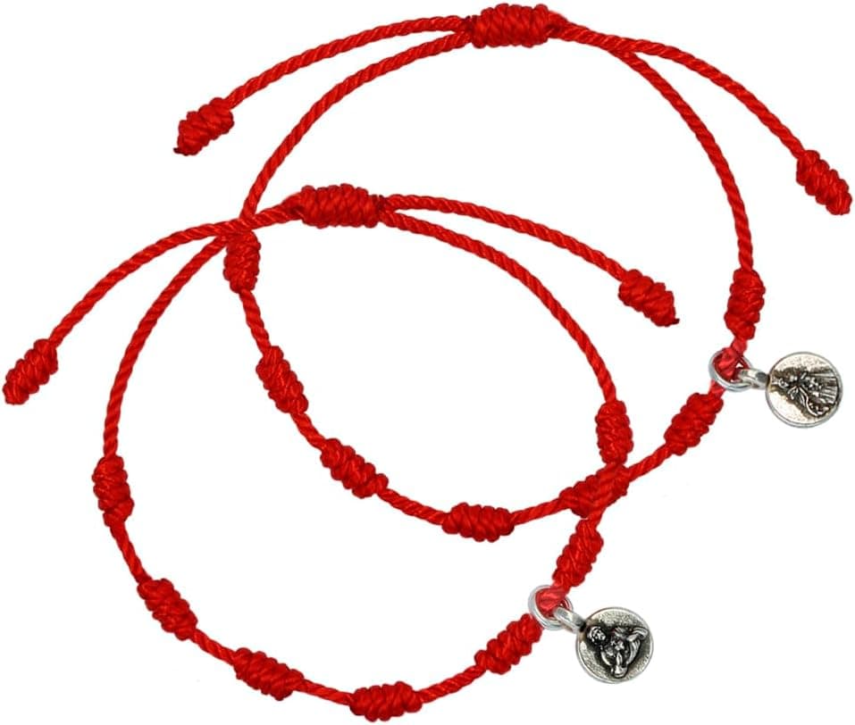 Pulsera roja anudada con medalla de la Virgen del Carmen