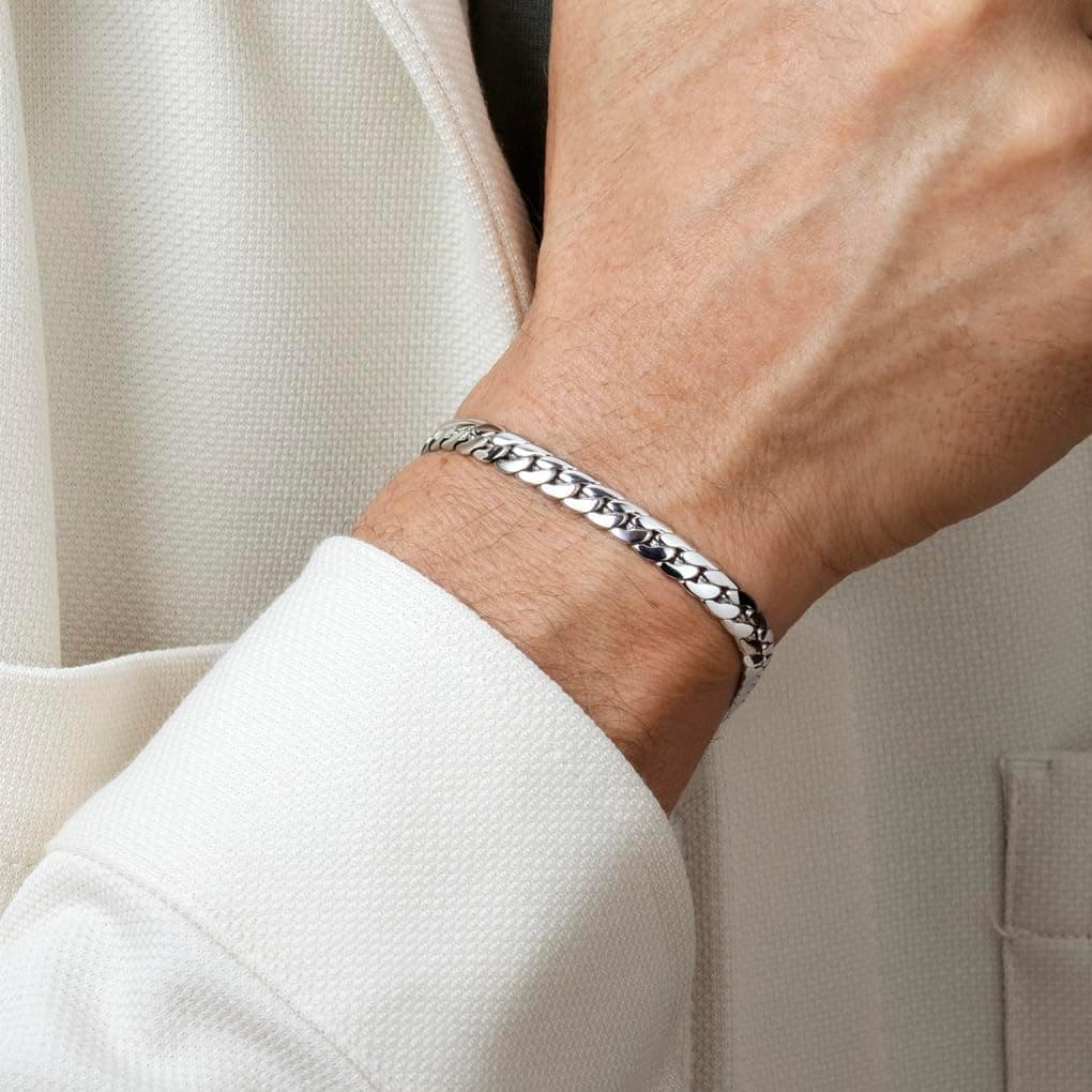 La pulsera puesta en la muñeca de un hombre