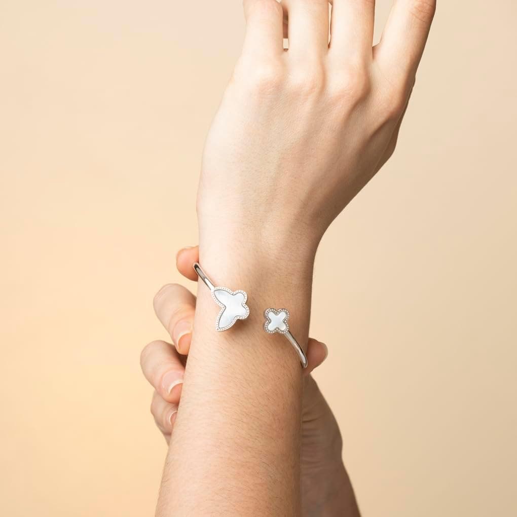 Detalle del acabado pulido de la pulsera de mariposa