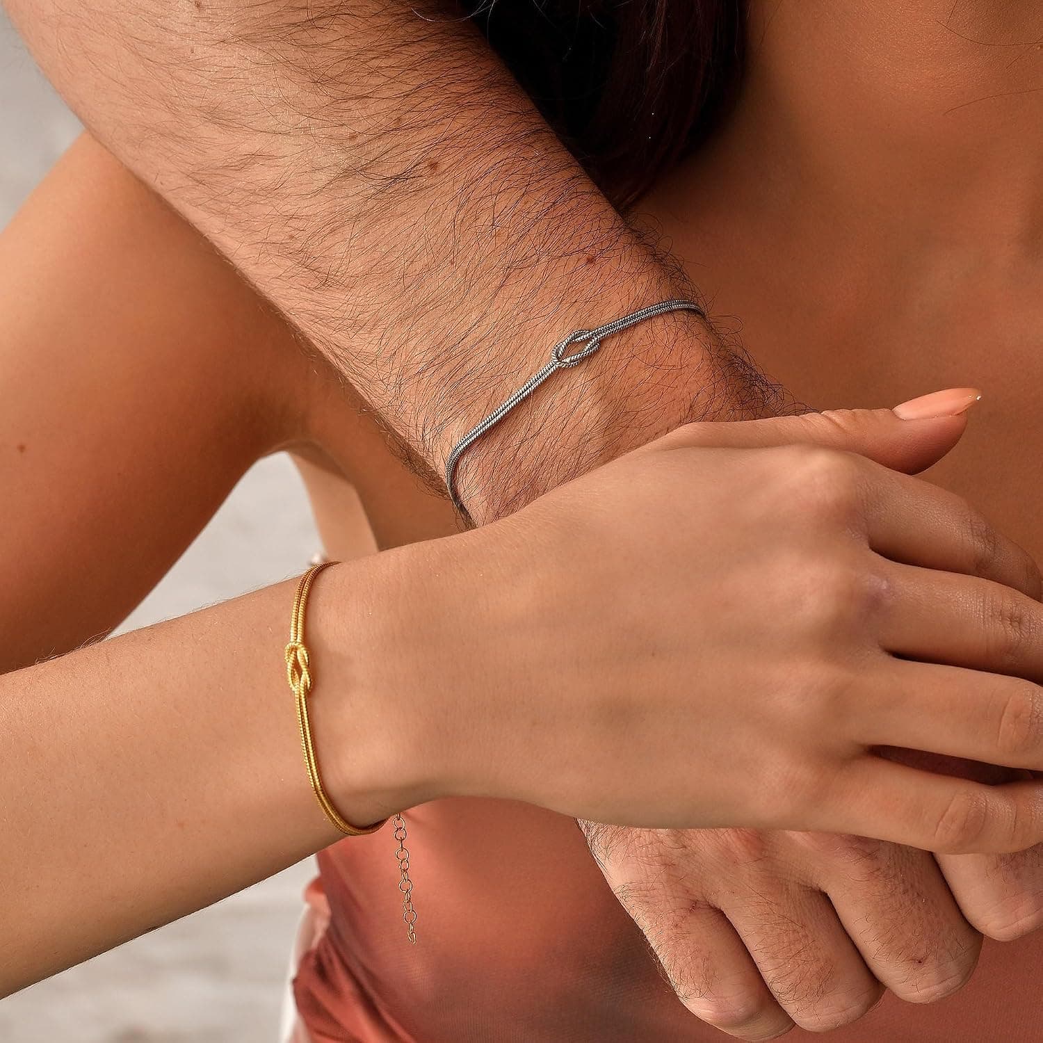 Detalle del nudo de amor en cada pulsera