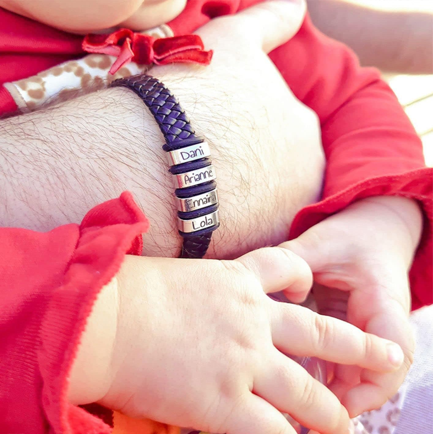 Detalle del grabado sobre la pulsera ajustable
