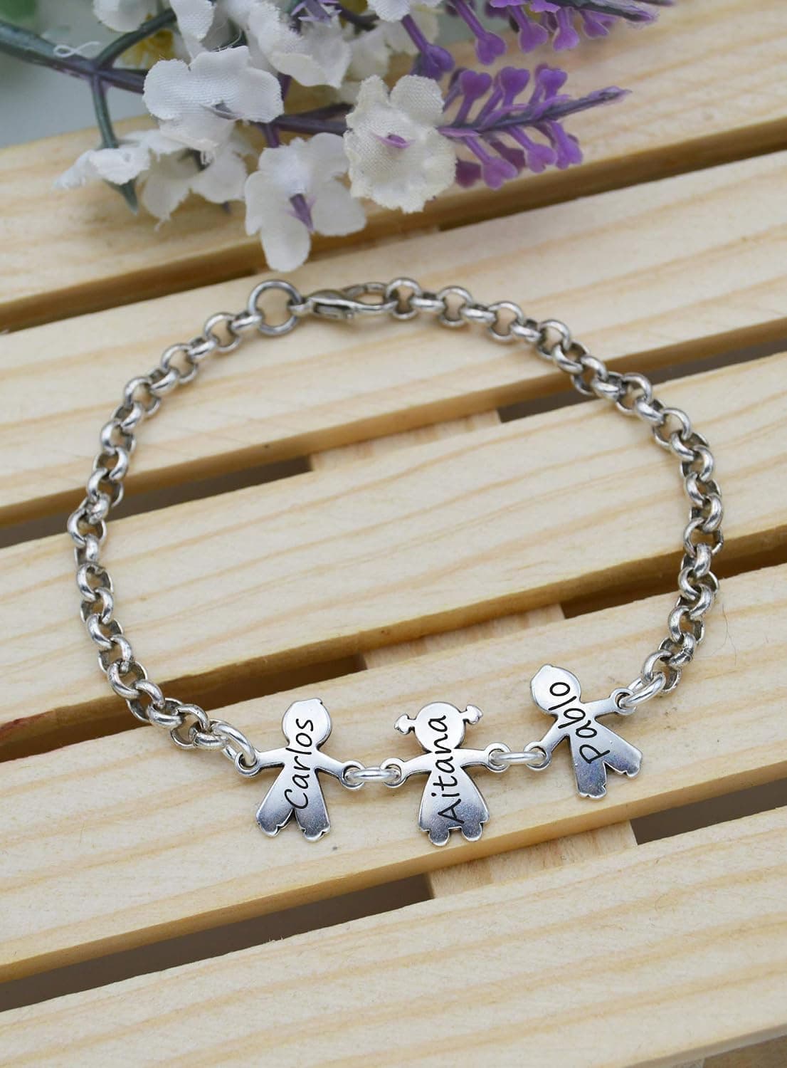Pulsera de eslabones con placas grabadas con nombres