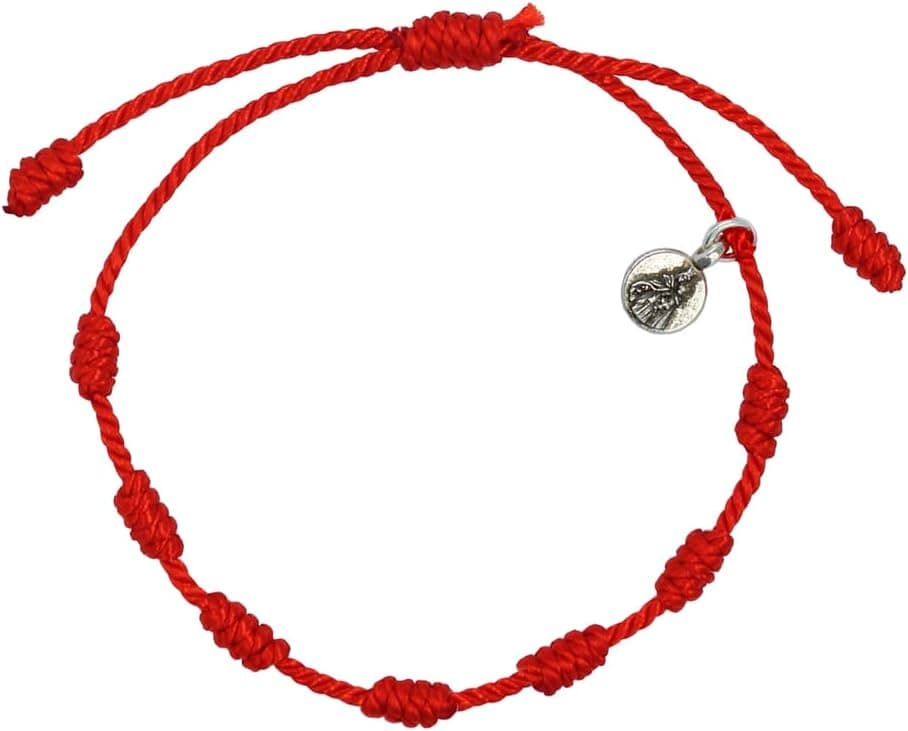 Pulsera roja anudada con escapulario de la Virgen del Carmen