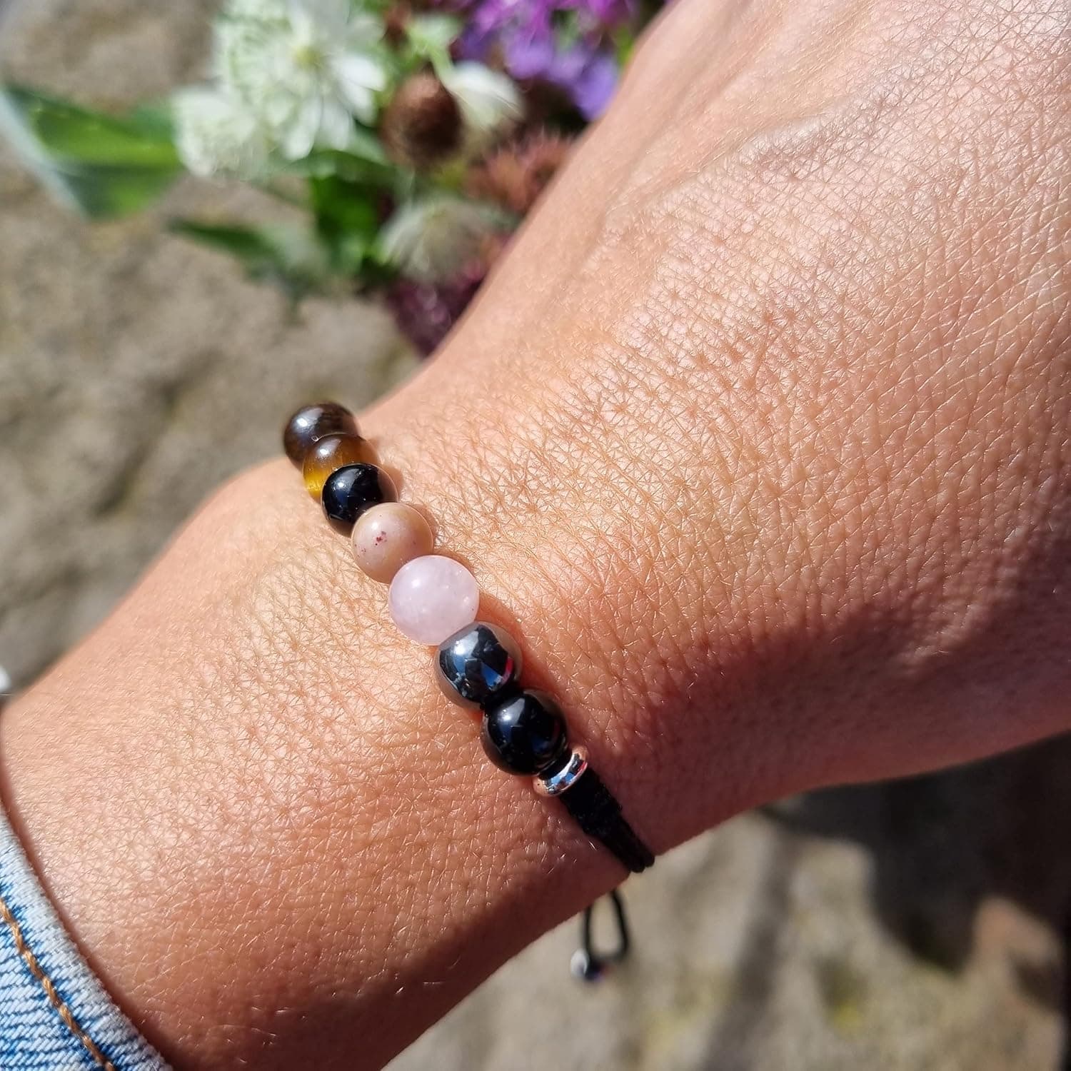 Detalle de las distintas piedras que forman la pulsera