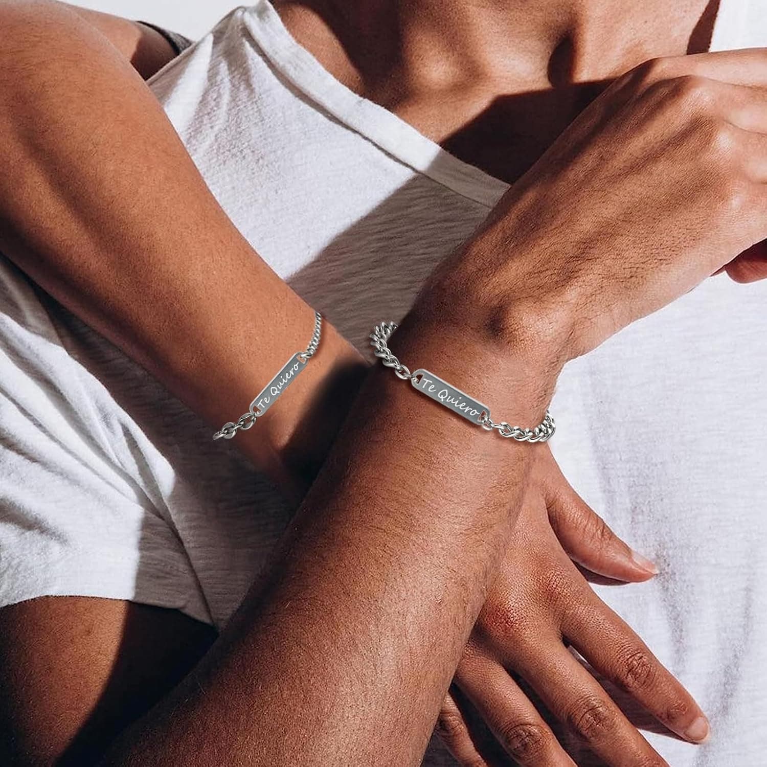 Detalle de las pulseras magnéticas de pareja unidas por el imán