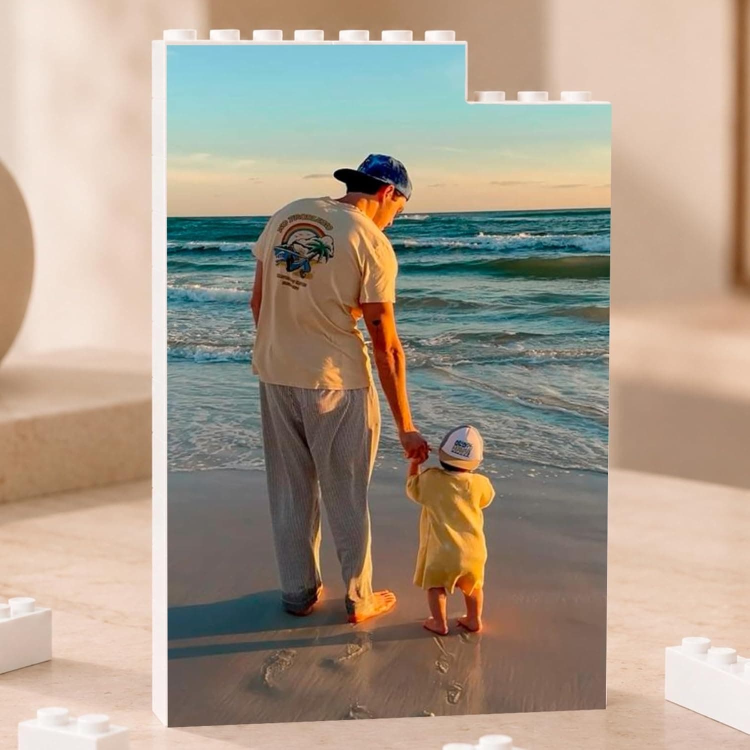 Bloques de madera apilados formando una foto vertical de un padre y su hijo en la playa