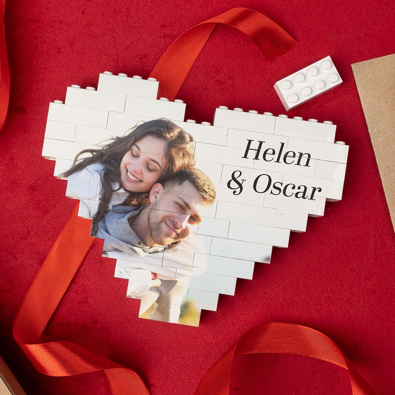 Corazón formado por bloques con una foto de pareja impresa