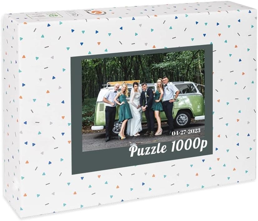 Unas manos encajando piezas del puzzle a medio montar sobre una mesa de madera
