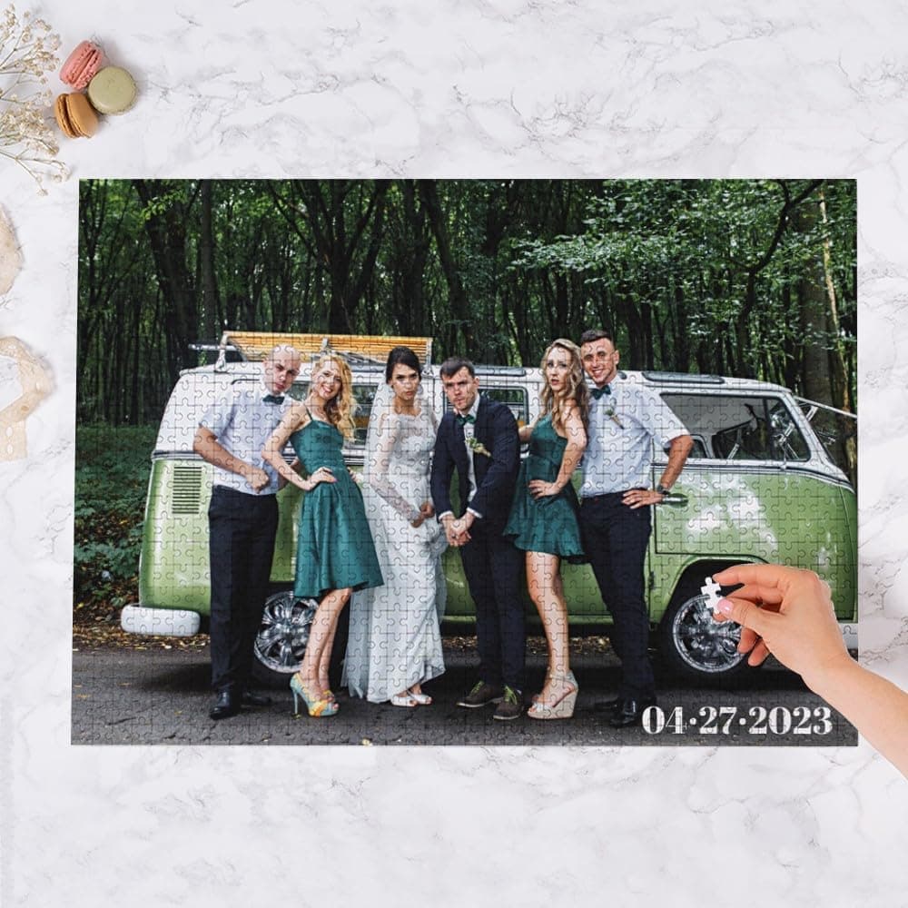La caja blanca de cartón con la misma foto impresa en la tapa y el rótulo Puzzle 1000p