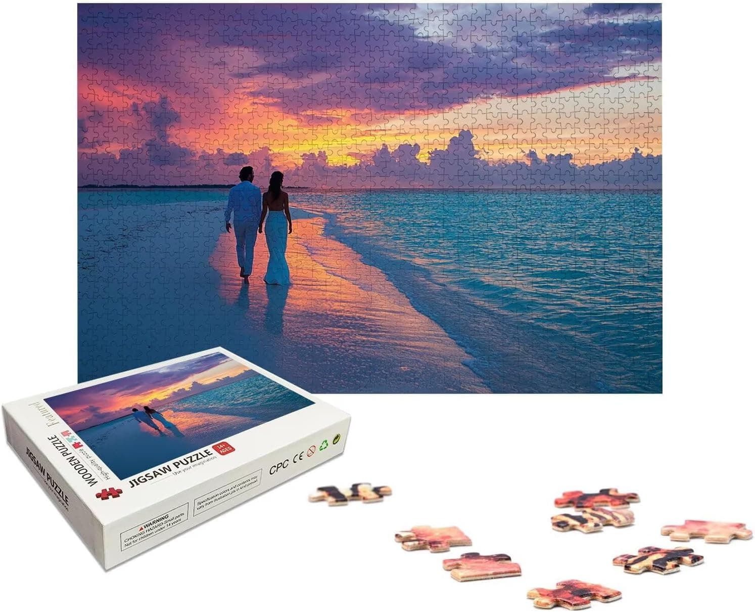 Puzzle de madera personalizado con una fotografía, piezas repartidas sobre una mesa