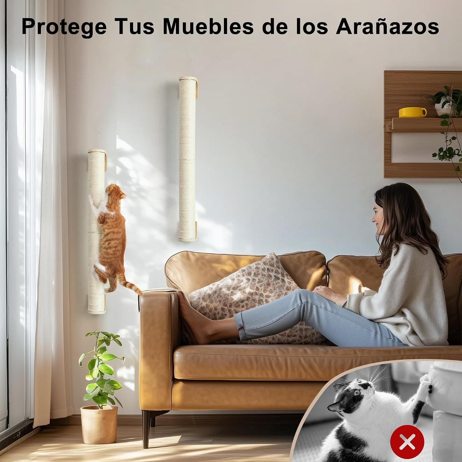 El rascador instalado junto a un sofá en un salón, con plantas y un gato subiendo