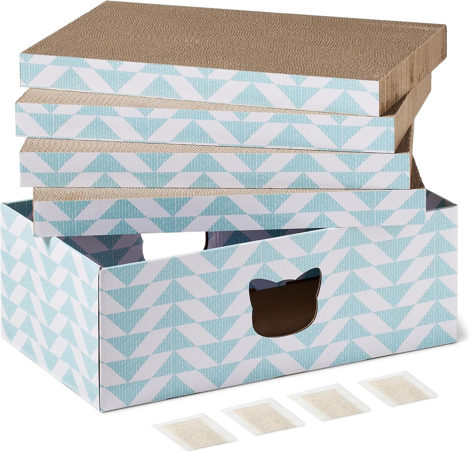 Las cuatro tablas de cartón corrugado con el estampado azul de triángulos y la caja montada con la abertura en forma de gato