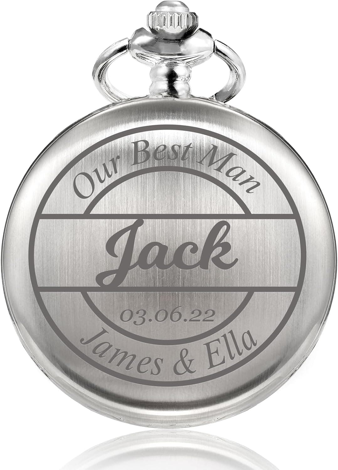 Reloj de bolsillo plateado con cadena, con la tapa grabada con el nombre "Jack", una dedicatoria y una fecha