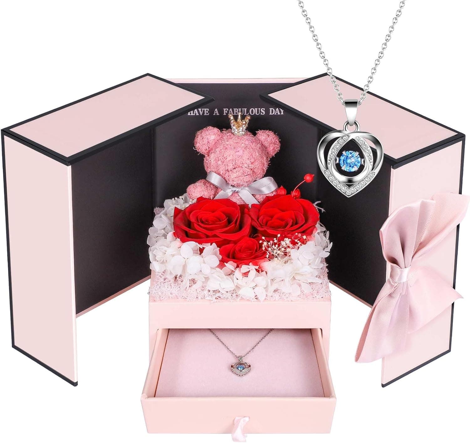 Caja en forma de corazón con tres rosas rojas preservadas y un osito