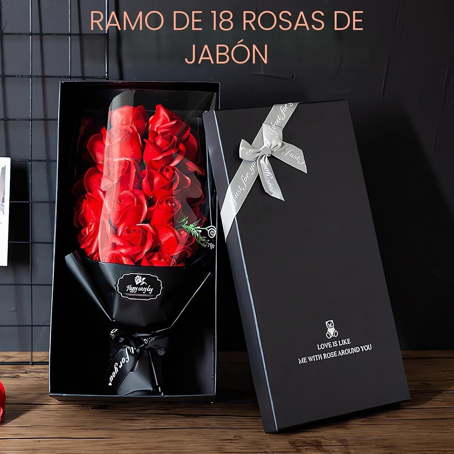 Detalle de las rosas eternas dentro de la caja de regalo