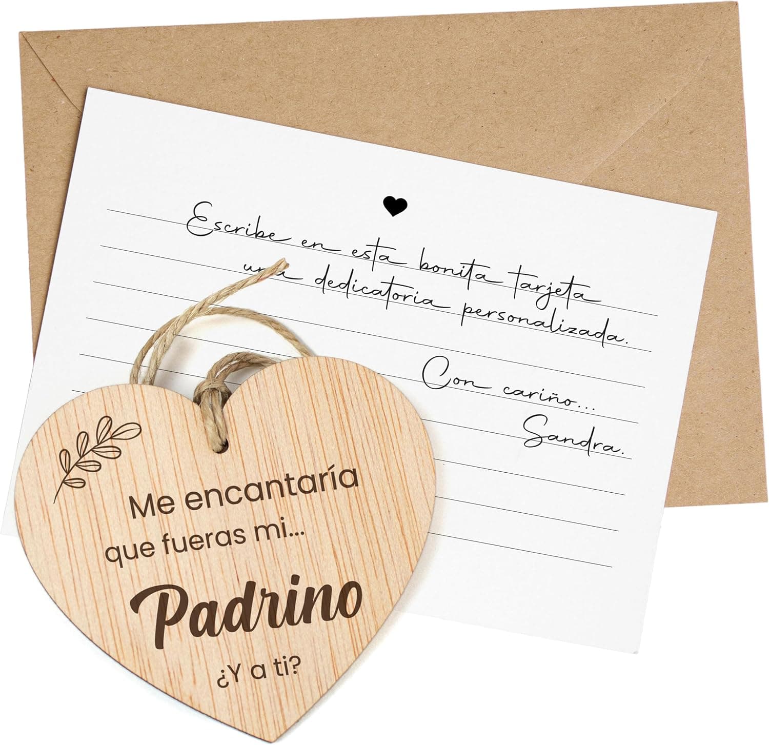 Corazón de madera colgado del cuello de una botella de vino, con una mano acercándose a cogerlo, junto a un sobre kraft con una tarjeta escrita a mano