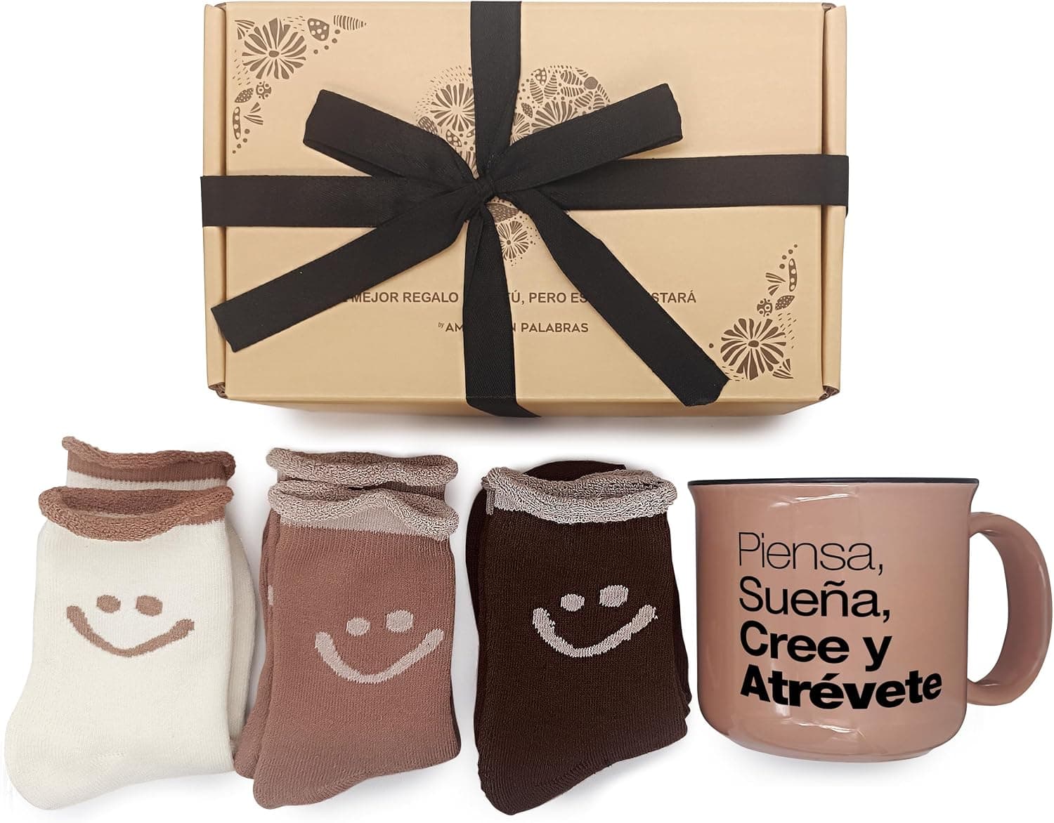 Caja de regalo con lazo, tres pares de calcetines con carita sonriente y taza con frase motivadora