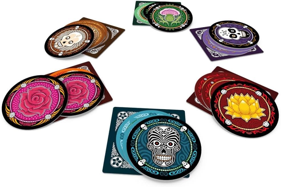 Fichas y cartas del juego de farol Skull