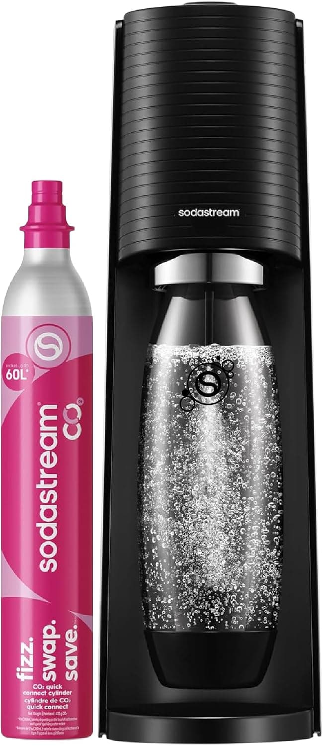 Gasificador de agua negro junto a un cilindro de CO2 rosa y su botella