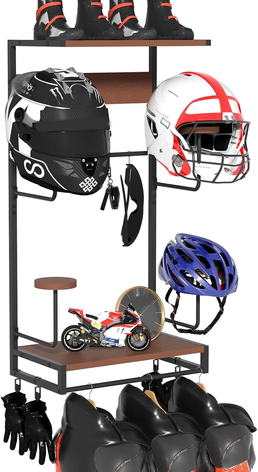 Soporte de pared grande con cuatro soportes para casco, mostrado con tres cascos de moto colgados