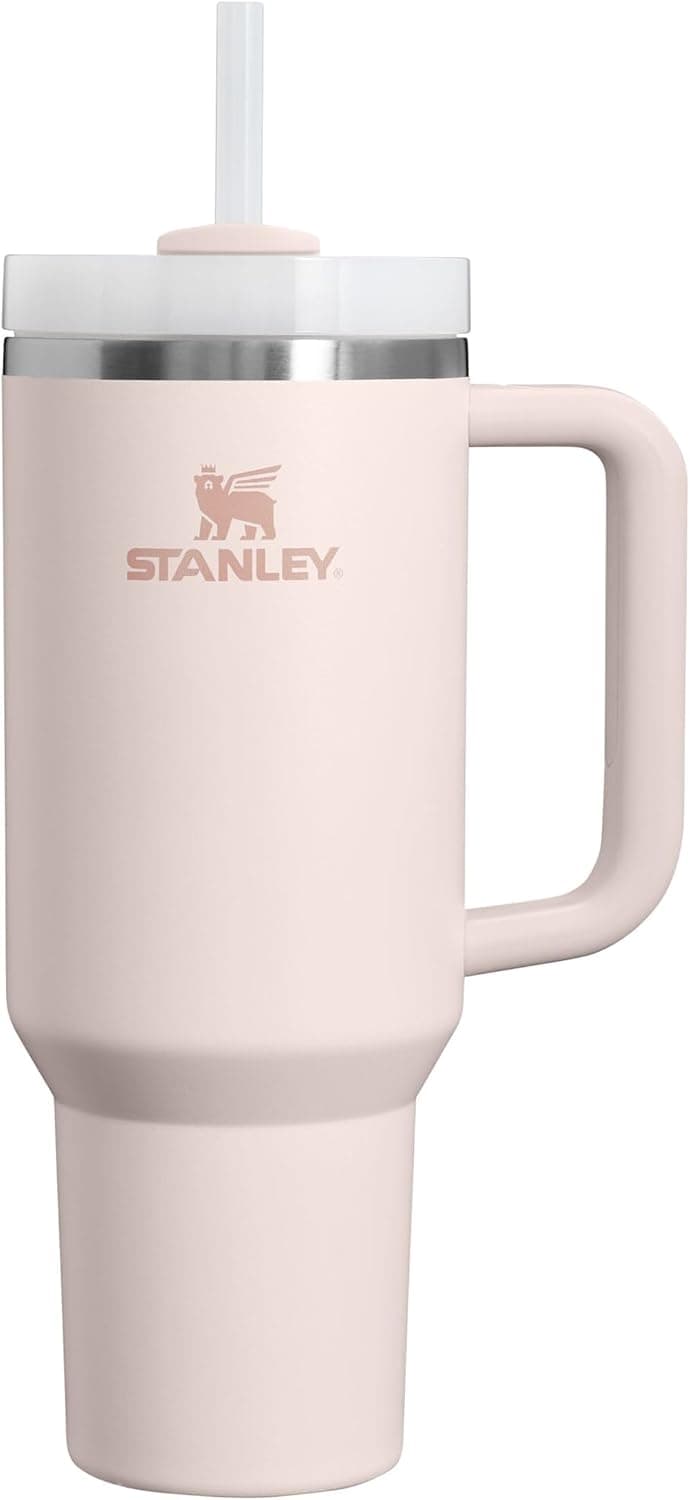 Vaso térmico Stanley Quencher en color rosa pálido, con asa lateral y tapa con pajita