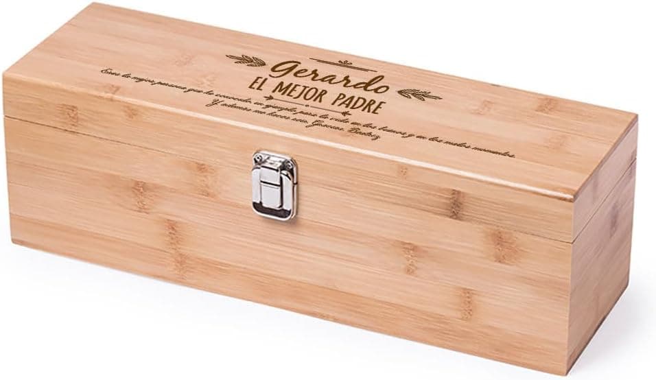 Tapa de la caja de bambú grabada con un nombre y una dedicatoria
