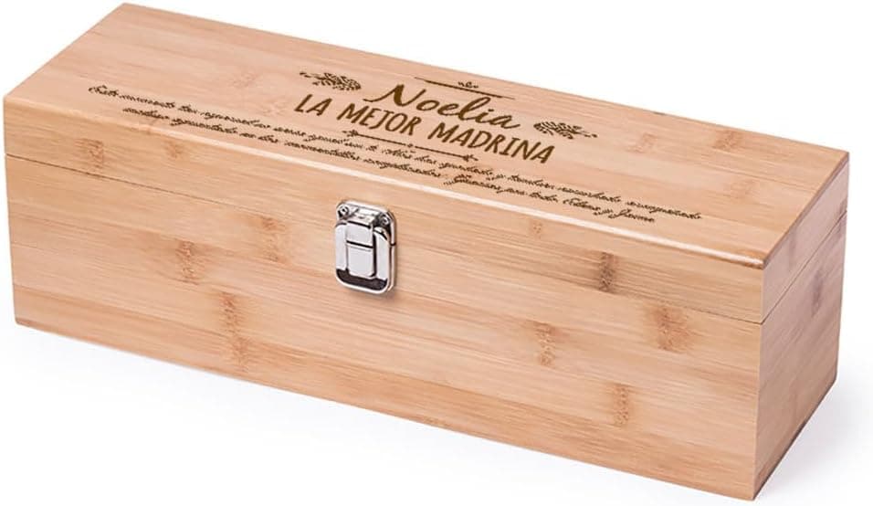 Caja de bambú abierta con la botella y los cuatro accesorios de sumiller en su hueco