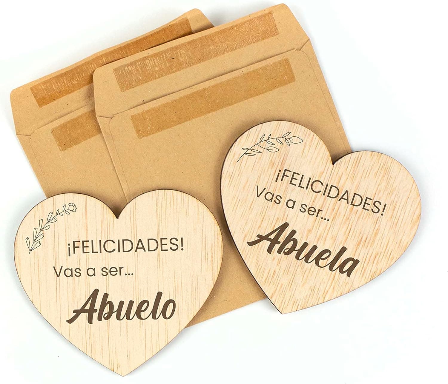 Set de tarjetas de madera en forma de corazón con sobre de papel kraft para anunciar un embarazo