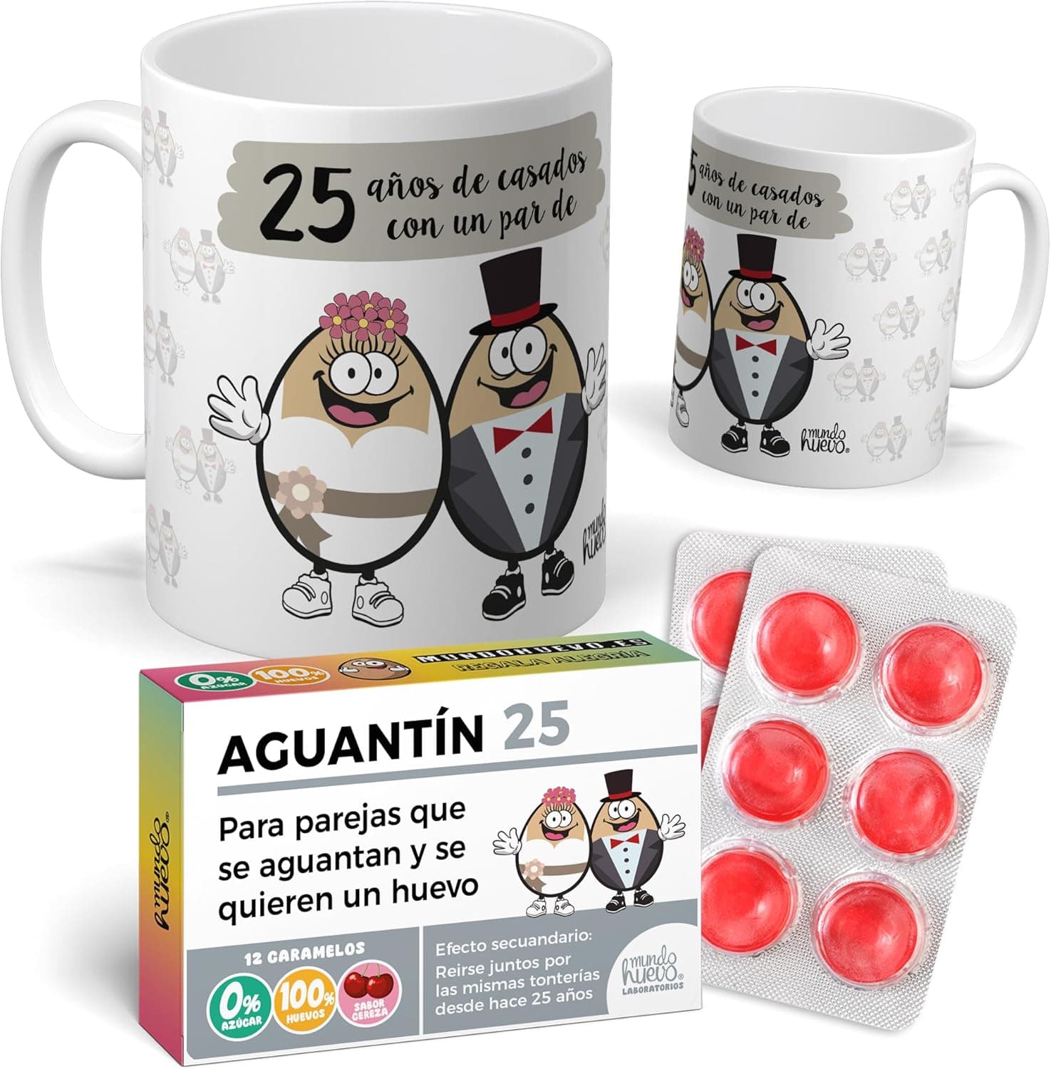 Taza con la frase «25 años de casados con un par de huevos» junto a la bolsa de caramelos a juego